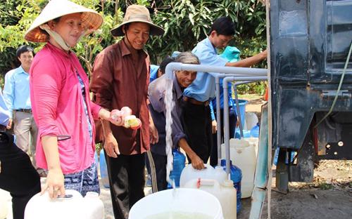 Khu vực nông thôn tại nhiều địa phương trên cả nước, tỷ lệ người dân được dùng nước sạch vẫn dưới 50%.<br>