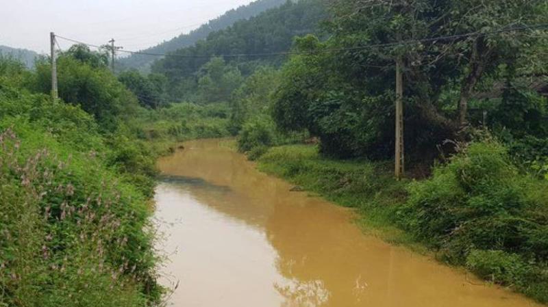Nước suối đầu nguồn sông Đà bị ô nhiễm nghi do xả trộm dầu thải trái phép. Ảnh minh họa. 
