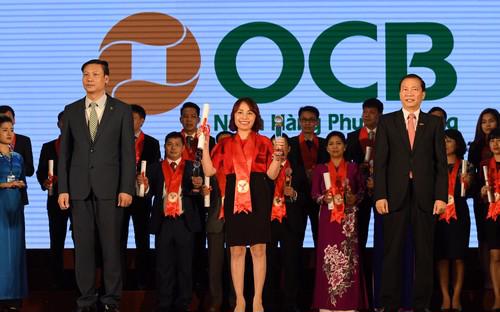 Bà Đào Minh Anh - Phó Tổng Giám đốc nhận danh hiệu Thương hiệu mạnh Việt Nam.