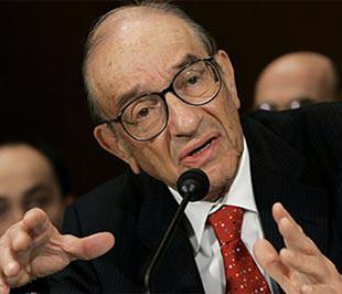 Cựu Chủ tịch FED Alan Greenspan. Trong sự nghiệp của mình, Greenspan dành toàn tâm toàn ý cổ vũ “bộ ba” chính sách là sự kết hợp giữa lãi suất thấp, nới lỏng các quy tắc thị trường, và khuyến khích khả năng sáng tạo của ngành tài chính để ngăn chặn những tai ương có thể xảy đến với các thị trường.