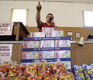 Hàng thực phẩm bày bán trong một buổi đấu giá ở Dallas, bang Pennsylvania, Mỹ - Ảnh: AP/Time.