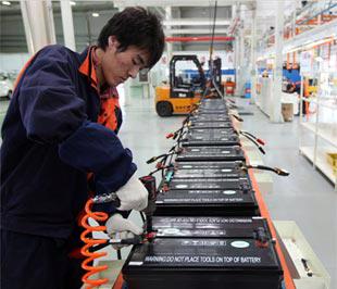 Một công nhân đang đóng gói các bộ pin dùng cho xe chạy điện trong nhà máy của Công ty Xe chạy điện Tianjin-Qingyuan (TQEV).