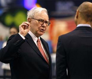 Nhà đầu tư huyền thoại Warren Buffett đang nói chuyện với một phóng viên trong cuộc họp cổ đông thường niên của tập đoàn Berkshire Hathaway tại Omaha, Nebraska, Mỹ hôm 2/5. Ông lạc quan nhận định, khủng hoảng tài chính đã bớt căng thẳng - Ảnh: Reuters/Daylife.