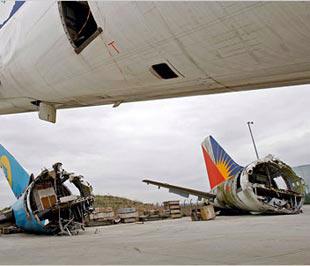 Máy bay cũ đang bị tháo dỡ tại Châteauroux-Déols - Ảnh: Reuters.