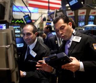 Với phiên tăng điểm này, chỉ số S&P 500 chỉ giảm 6,4% so với đầu năm 2009, nhưng lại tăng 12,4% so với tháng 10/2008 - Ảnh: Reuters.