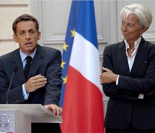 Tổng thống Pháp Nicolas Sarkozy và Bộ trưởng Bộ Tài chính nước này Christine Lagarde, công bố các biện pháp siết thưởng hôm 25/8 - Ảnh: NYTimes.