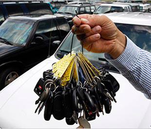Một chùm chìa khóa của những chiếc xe cũ bị mang đi đổi theo chương trình thưởng dập xe cũ của Mỹ - Ảnh: AP/NYTimes.