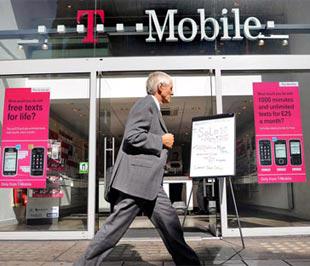Hai nhà mạng T-Mobile của Deutsche Telekom và Orange của France Telecom sẽ về chung một nhà, tạo ra một nhà mạng hàng đầu mới tại Anh - Ảnh: Economist/EPA.