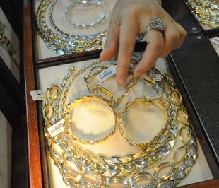 Khối lượng bán ra các sản phẩm vàng nữ trang đang có sự gia tăng đáng kể nhờ dịp lễ Quốc tế Phụ nữ (8/3) đang tới gần - Ảnh: Quang Liên.