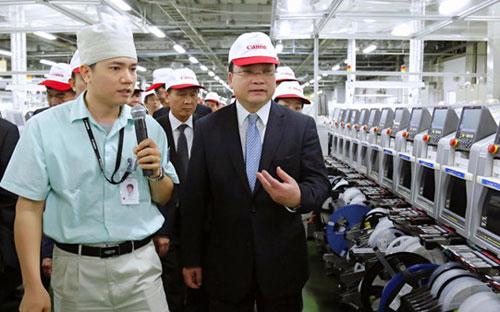 Bí thư Thành uỷ Hà Nội Hoàng Trung Hải thăm một nhà máy tại Khu công nghiệp Bắc Thăng Long.<br>
