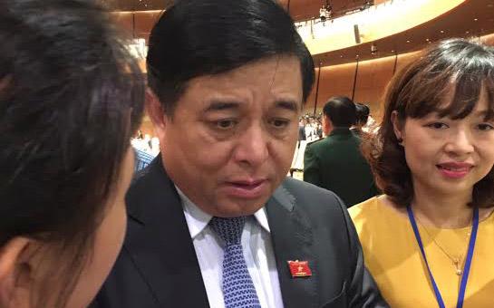 Bộ trưởng Nguyễn Chí Dũng trao đổi với báo chí bên hành lang Quốc hội.