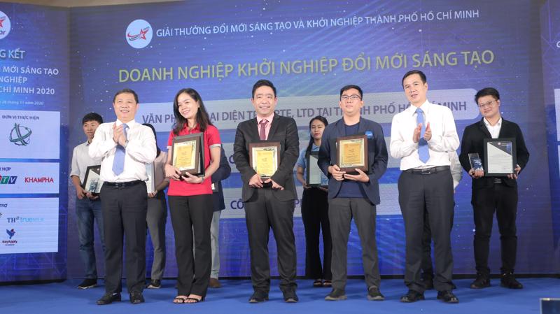 Phó Chủ tịch UBND Tp.HCM Dương Anh Đức (người bên trái) trao tặng Giải thưởng I-Star 2020 cho các doanh nghiệp đạt giải. 