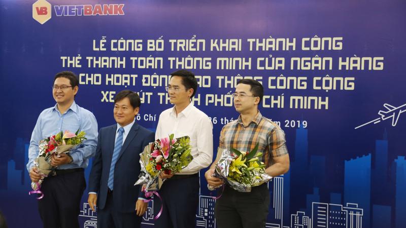 Ông Dương Nhất Nguyên, Phó Chủ tịch Hội đồng quản trị Vietbank, tặng hoa cho các sở ban ngành tại lễ công bố triển khai thẻ thanh toán thông minh cho hoạt động giao thông xe buýt công cộng Tp.HCM.