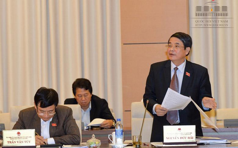 Chủ nhiêm Ủy ban Tài chính - Ngân sách Nguyễn Đức Hải trình bày báo cáo tiếp thu, giải trình.