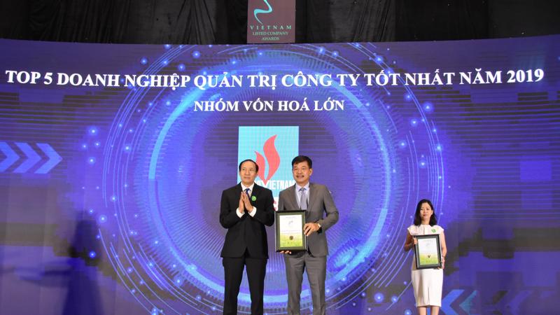 Ông Lê Cự Tân - Tổng giám đốc đại diện DPM nhận giải thưởng.