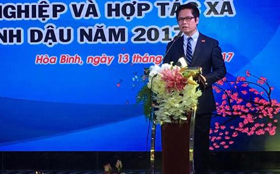 Chủ tịch VCCI Vũ Tiến Lộc phát biểu tại cuộc gặp với doanh nghiệp tỉnh Hoà Bình.