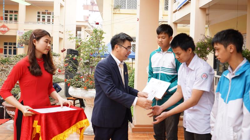 Ông Nguyễn Danh Thiết,  Giám đốc Nam A Bank khu vực miền Bắc trao học bổng cho các em học sinh vượt khó học giỏi trong chương trình “Nâng bước đến trường - Thắp sáng tương lai”.