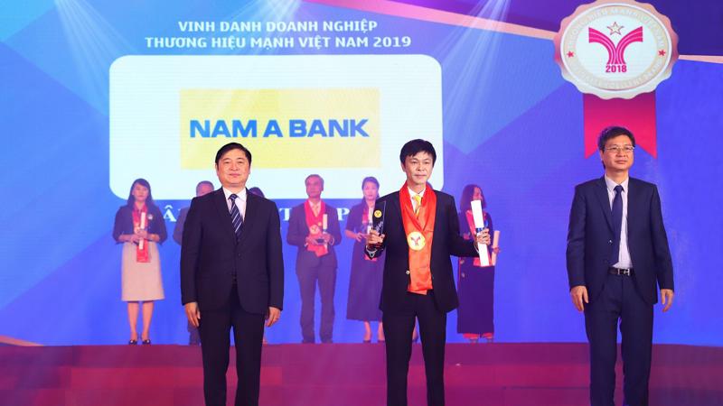 Ông Nguyễn Hữu Thắng - Phó giám đốc Nam A Bank Hà Nội vinh dự nhận danh hiệu Thương hiệu mạnh Việt Nam 2019.