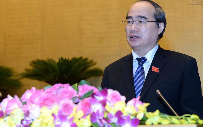 Chủ tịch Uỷ ban Trung ương Mặt trận Tổ quốc Việt Nam Nguyễn Thiện Nhân trình bày báo cáo trước Quốc hội sáng 20/10, trong phiên họp được truyền hình trực tiếp.