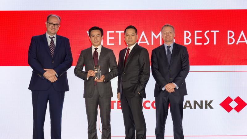 Ông Trịnh Bằng và Ông Bá Dũng (giữa) đại diện TCB nhận giải thưởng từ Euromoney.