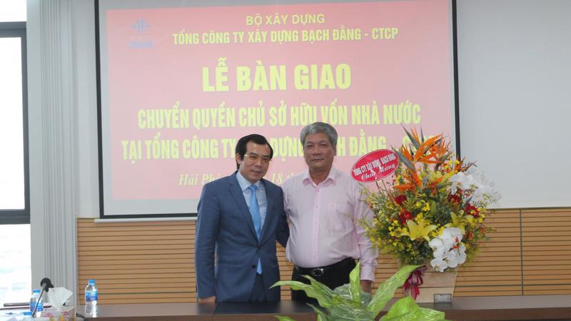Ông Vũ Quang Bảo (bên trái) tại lễ bàn giao quyền sở hữu vốn Nhà nước của Tổng công ty Xây dựng Bạch Đằng.