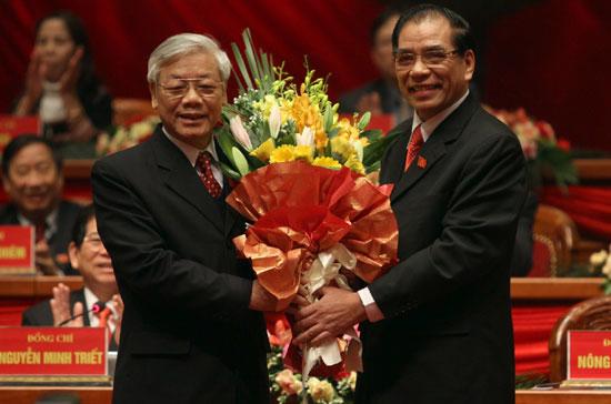Tổng bí thư Nguyễn Phú Trọng nhận hoa chúc mừng của nguyên Tổng bí thư Nông Đức Mạnh - Ảnh: LQP