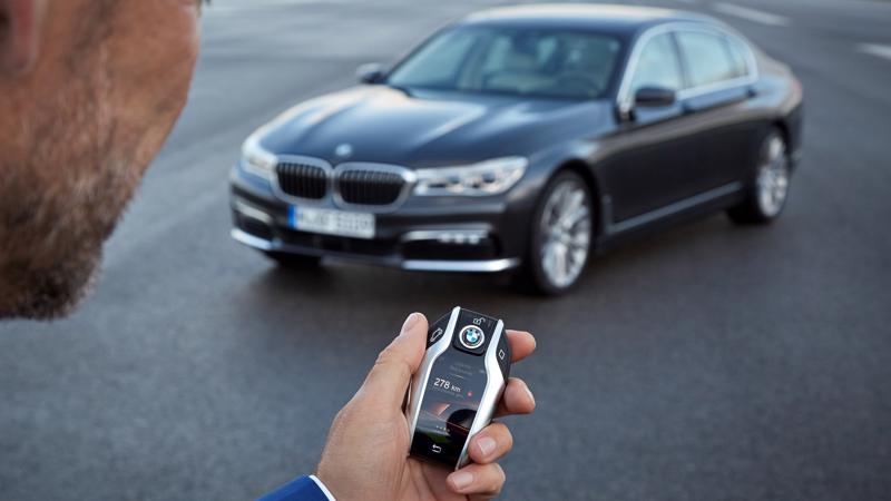 Chiếc BMW 7 Series đặc biệt gây chú ý với chìa khoá thông minh tích hợp màn hình cảm ứng, cung cấp đầy đủ thông tin về chiếc xe.