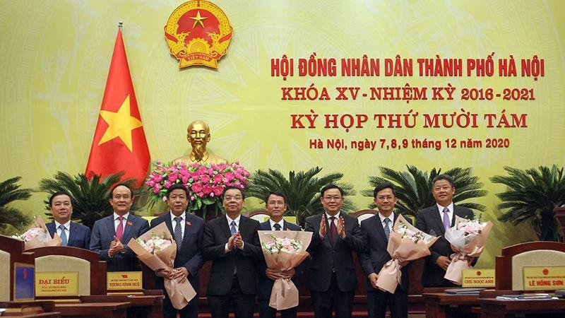Lãnh đạo thành phố Hà Nội chúc mừng 5 Phó chủ tịch vừa được bầu.