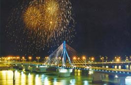 Cuộc thi bắn pháo hoa quốc tế diễn ra tại Đà Nẵng đúng vào dịp nghỉ lễ đã khiến địa phương này trở thành nơi "hút" khách.