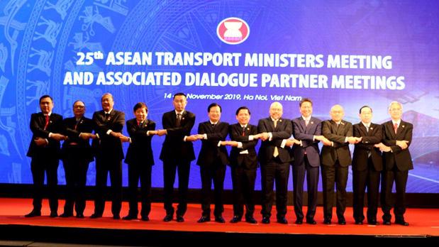 Phó thủ tướng Trịnh Đình Dũng cùng các Bộ trưởng Giao thông Vận tải các nước ASEAN.