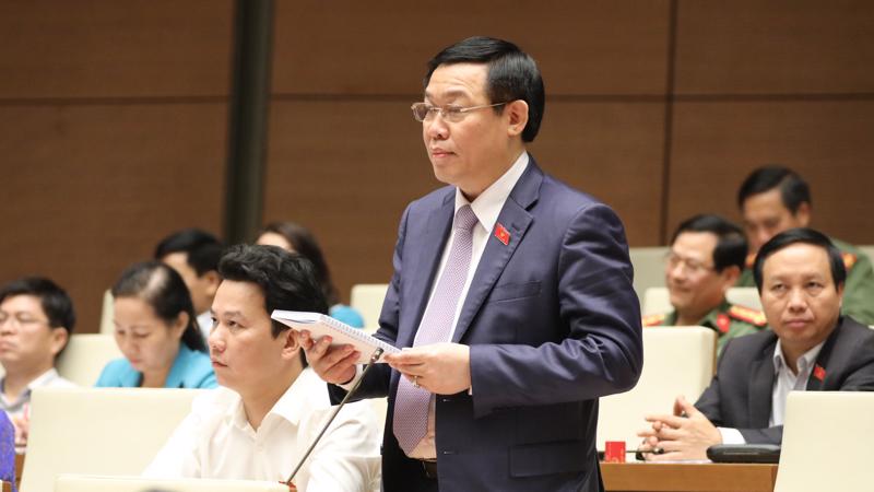 Phó thủ tướng Vương Đình Huệ tại nghị trường.