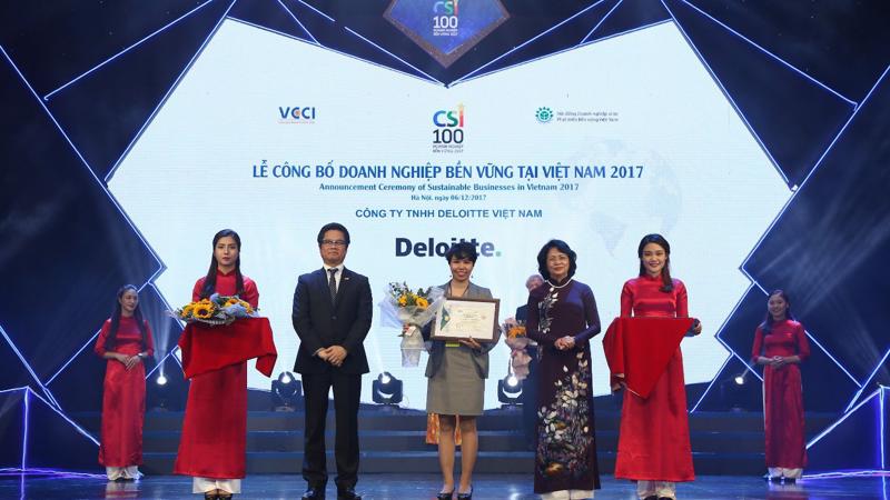 Bà Nguyễn Hải Hưng - Giám đốc Điều hành của Deloitte Việt Nam đại diện Công ty nhận "Chứng nhận Doanh nghiệp bền vững Việt Nam 2017"  
