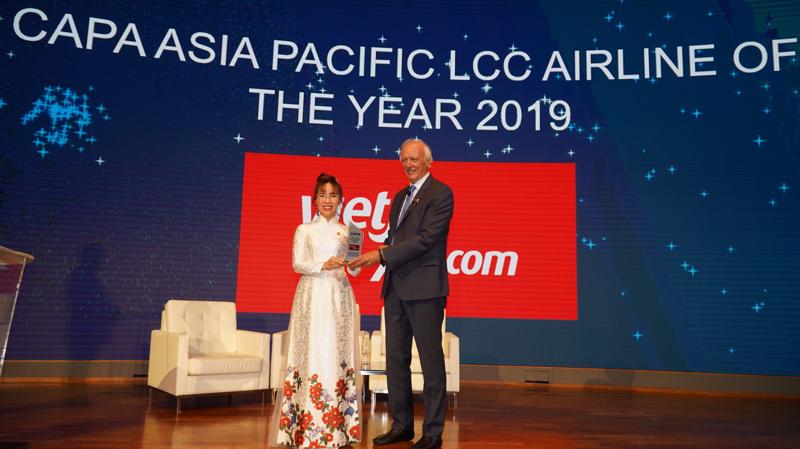 Tổng giám đốc Vietjet Nguyễn Thị Phương Thảo (trái) nhận giải thưởng "Hãng hàng không chi phí thấp của năm tại khu vực châu Á - Thái Bình Dương" được trao bởi Chủ tịch danh dự CAPA ông Peter Harbison.