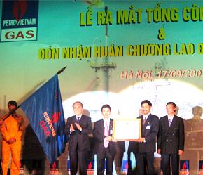 Phó thủ tướng Thường trực Nguyễn Sinh Hùng trao tặng Huân chương Lao động Hạng Nhất cho PV Gas tại lễ ra mắt.