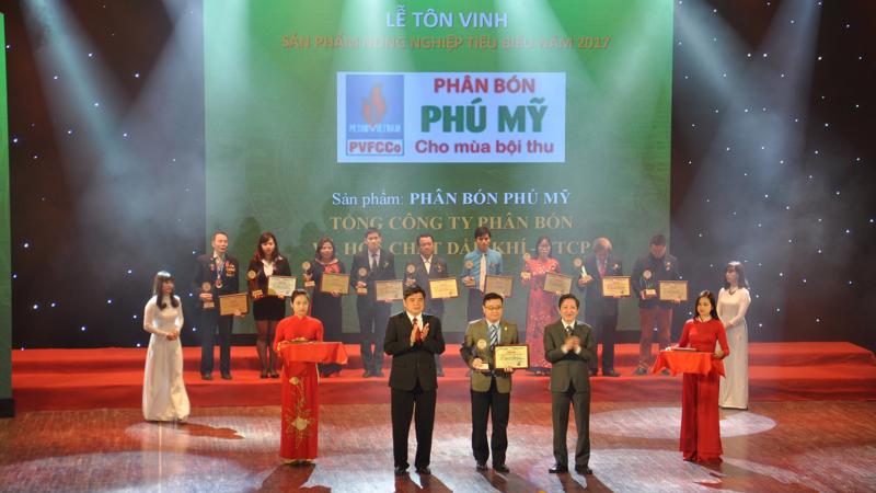 Tổng Công ty Phân bón và Hóa chất Dầu khí - PVFCCo (mã chứng khoán DPM) được vinh danh trong Top 500 doanh nghiệp lớn nhất Việt Nam (VNR500) và nhận danh hiệu "Sản phẩm nông nghiệp tiêu biểu" lần thứ 5 liên tiếp.