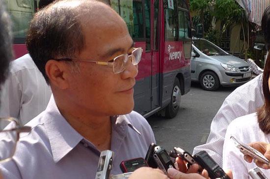 Phó thủ tướng Chính phủ Nguyễn Sinh Hùng trả lời phỏng vấn báo chí - Ảnh: Thế Dũng.