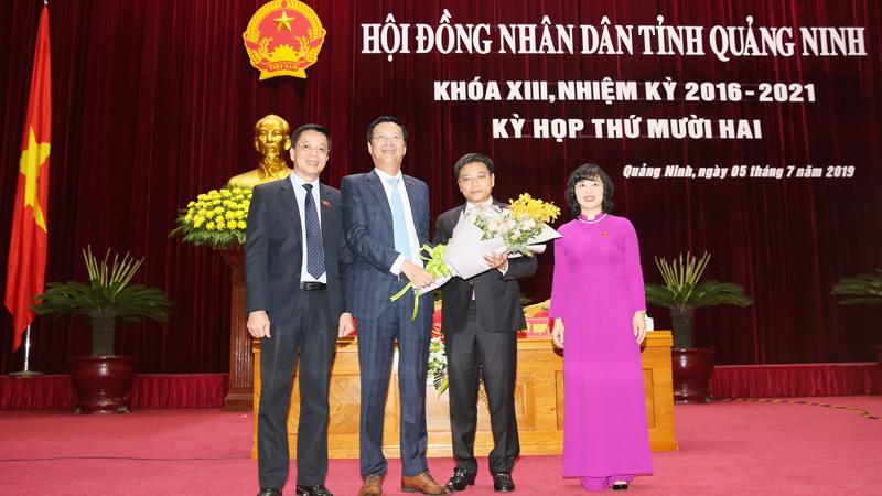 Lãnh đạo tỉnh Quảng Ninh chúc mừng ông Nguyễn Văn Thắng (thứ hai từ phải sang) được bầu làm Chủ tịch UBND tỉnh Quảng Ninh.