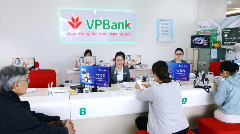 Khách hàng giao dịch tại VPBank.