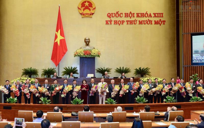 Chủ tịch Quốc hội Nguyễn Thj Kim Ngân chúc mừng các thành viên mới của Chính phủ.