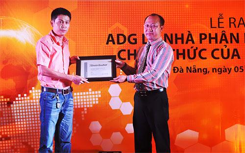 Đại diện Dell Việt Nam trao chứng nhận cho Giám đốc phụ trách bán hàng của ADG Distribution, chi nhánh Đà Nẵng.