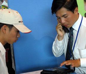 Từ đầu năm tới nay, VNPT đã thực hiện đổi số điện thoại cho 13 tỉnh thành trong cả nước - Ảnh: Việt Tuấn.