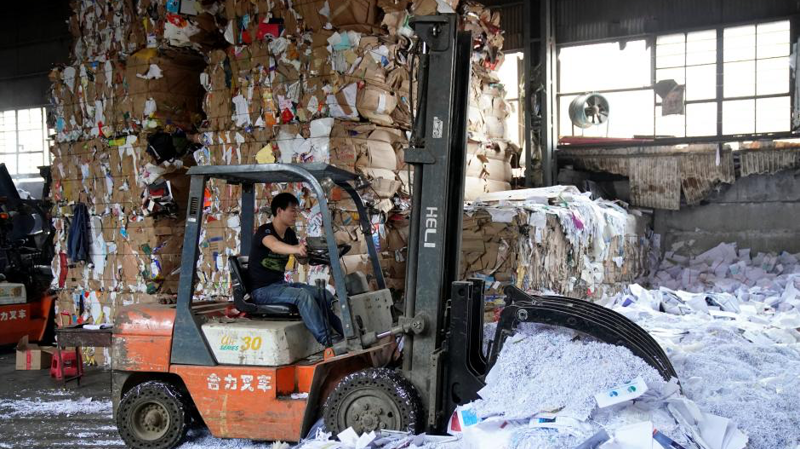 Hình ảnh tại một trung tâm tái chế rác thải giấy tại Thượng Hải ngày 17/11/2017 - Ảnh: Reuters.