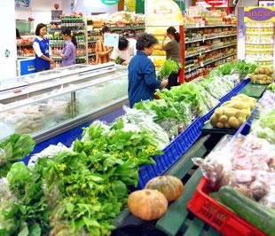 Hệ thống siêu thị mới chỉ cung cấp một phần rất nhỏ sản phẩm rau quả cho người tiêu dùng - Ảnh: Việt Tuấn.