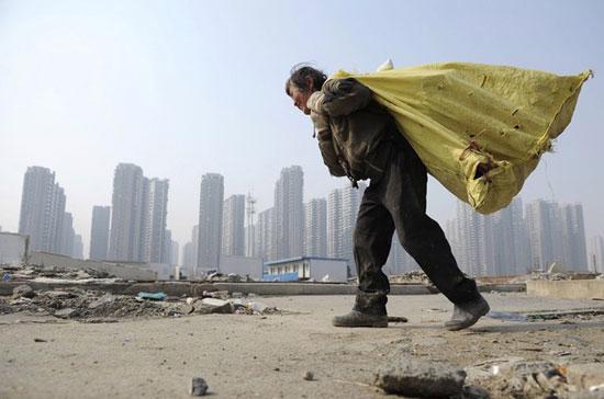 Người nghèo là đối tượng chịu tác động mạnh nhất bởi giá cả - Ảnh: Reuters.