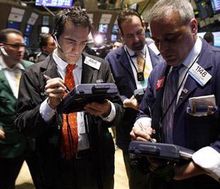 Chỉ số Dow Jones và S&P 500 đều mất điểm trong gần 20 phút cuối cùng của ngày giao dịch do sự sụt giảm của cổ phiếu khối ngân hàng, năng lượng và dược phẩm - Ảnh: Reuters.