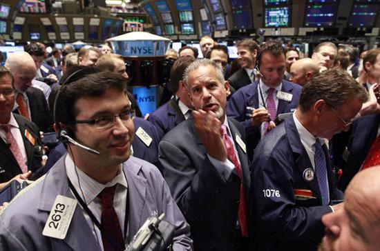 Nhà đầu tư chứng khoán Mỹ mừng vui trước các số liệu về hoạt động sản xuất của nền kinh tế đầu tàu - Ảnh: Reuters.
