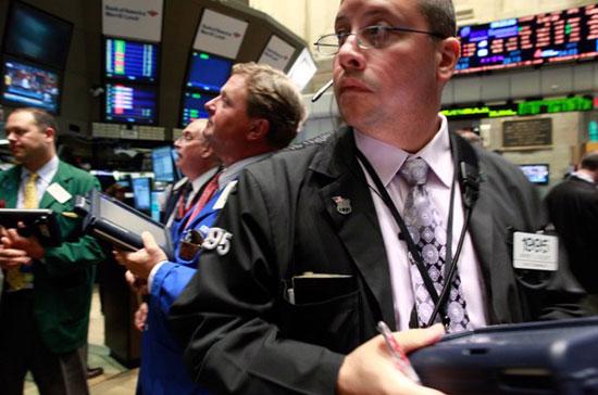 Nhiều yếu tố bất lợi đang tác động lên giá trị giao dịch trên thị trường chứng khoán Mỹ - Ảnh: Reuters.