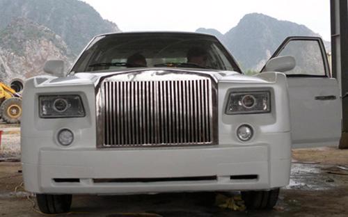 Tổng chi phí mua vật liệu và độ hoàn thiện chiếc Rolls-Royce Phantom "nhái" vào khoảng 240 triệu đồng <i>- Ảnh: Lê Ngọc.</i>