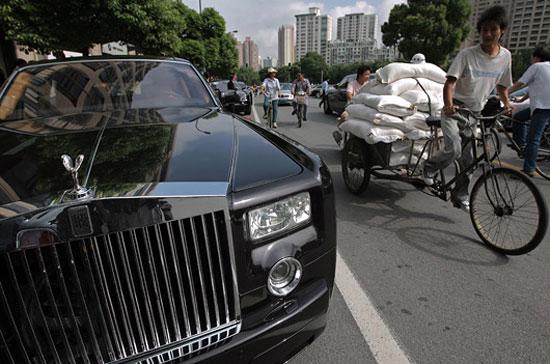 Một mẫu xe Rolls-Royce Phantom trên đường phố ở Trung Quốc.