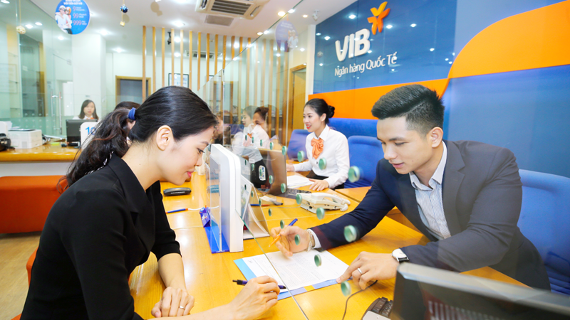 Nhân viên VIB đang tư vấn cho khách hàng tính năng và ưu đãi khi sử dụng thẻ tín dụng.